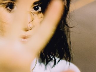 Atti osceni in luogo pubblico, fa vedere i genitali ad una donna, arrestato