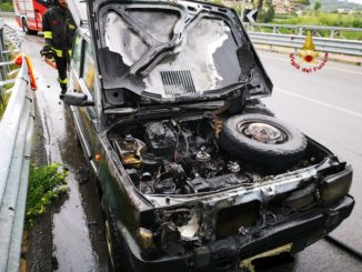 Auto alimentata a metano si incendia a Perugia, nessun ferito