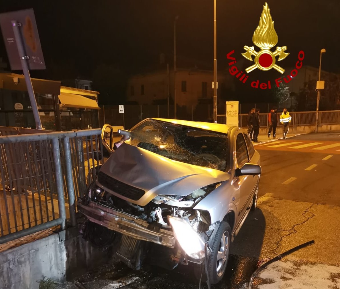 Incidente stradale a Foligno nel cuore della notte, salvo conducente