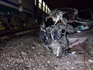 Incidente, scontro al passaggio a livello di Montebello tra auto e treno, nessun morto