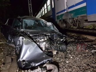 Treno travolge auto, 517 euro di multa al conducente per ogni minuto di ritardo dei convogli