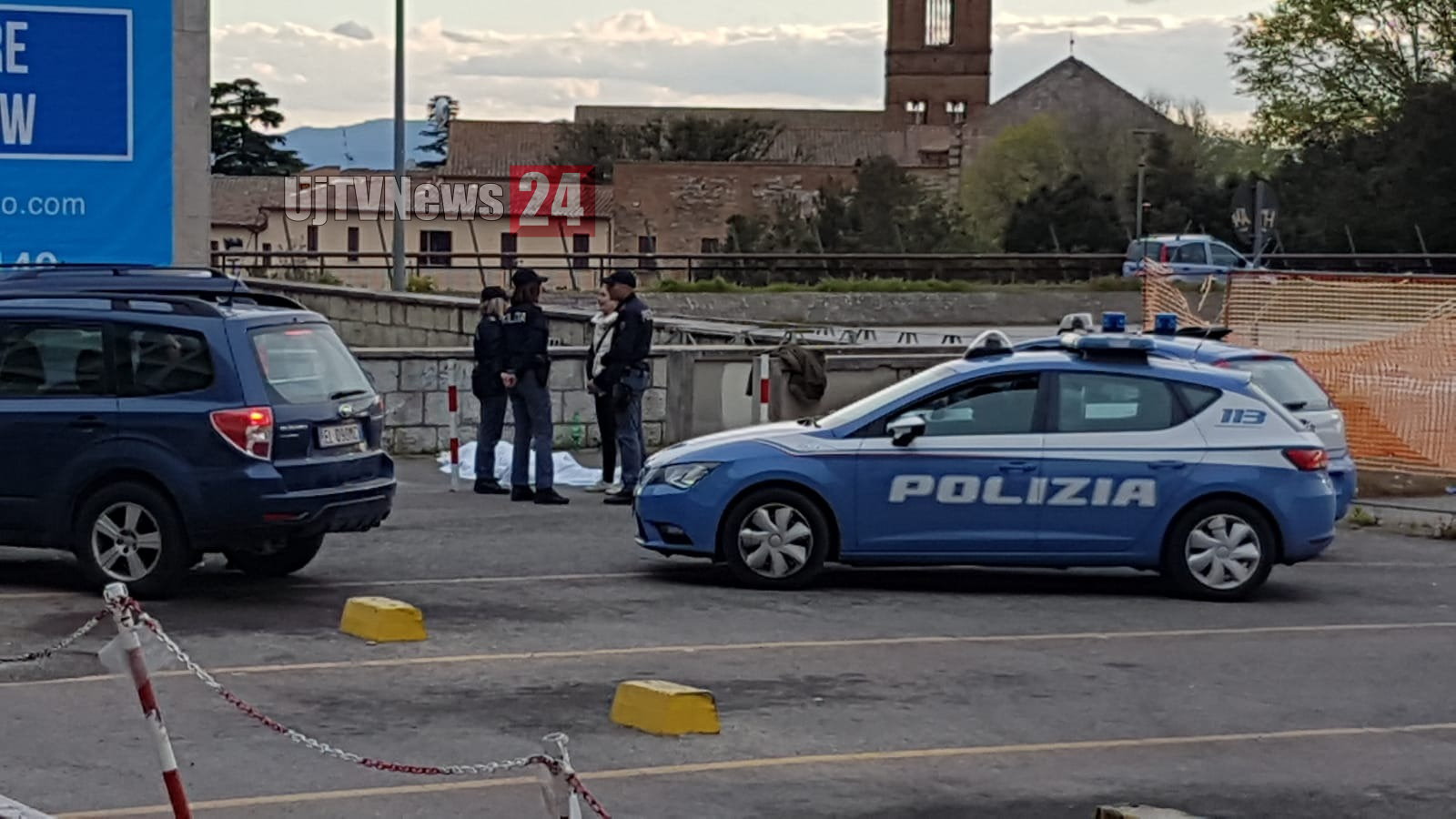Morto un ragazzo in Piazza Partigiani, forse overdose, inutili i soccorsi |Foto