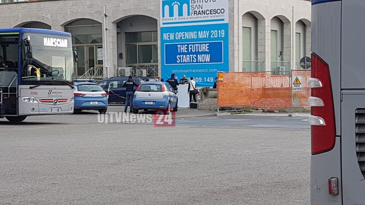 Morto un ragazzo in Piazza Partigiani, forse overdose, inutili i soccorsi |Foto
