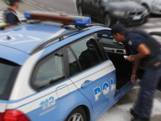 Aggredisce compagno di scuola del figlio con una testata all'uscita di scuola, 48enne segnalato