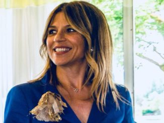 Attaccano manifesti elettorali e vengono aggrediti, uno finisce in ospedale