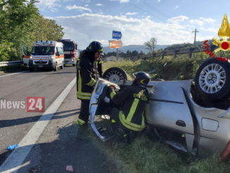 Incidente stradale sulla E45, auto si capovolge, ferito il conducente