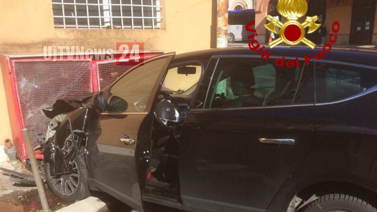 Incidente stradale vicino ex cinema Lilli a Perugia, auto investe pedoni due feriti
