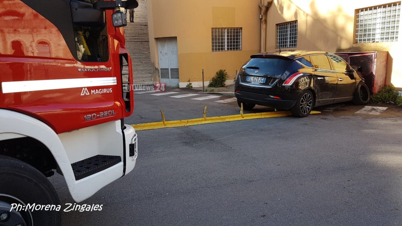 Incidente stradale vicino ex cinema Lilli auto investe pedoni due feriti