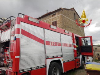 Incendio a Marciano, a fuoco una cucina, persona ustionata