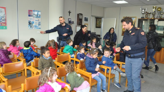 Poliziotti si nasce e io, modestamente, lo nacqui, bimbi in divisa