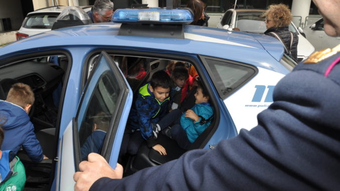 Poliziotti si nasce e io, modestamente, lo nacqui, bimbi in divisa