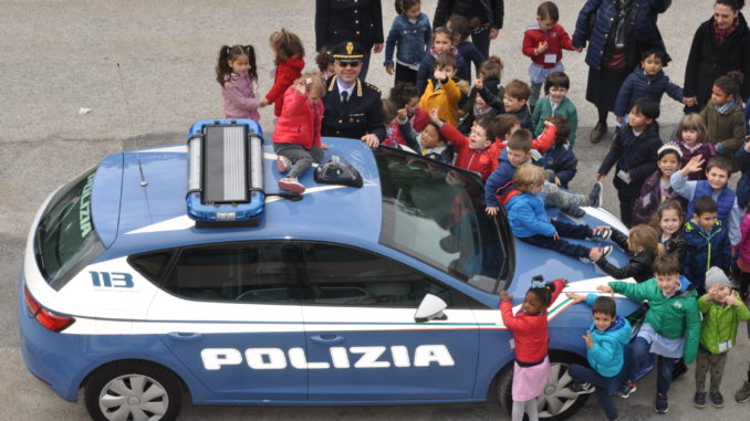 Poliziotti si nasce e io, modestamente, lo nacqui, bimbi in divisa