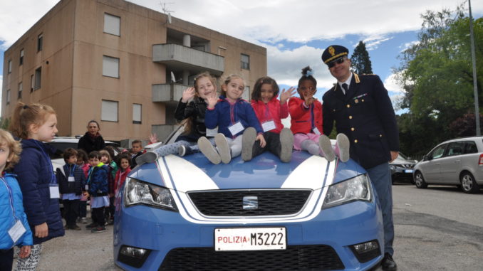 Poliziotti si nasce e io, modestamente, lo nacqui, bimbi in divisa
