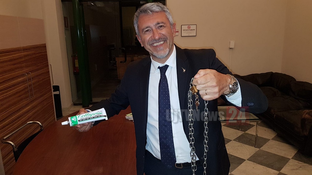 Dimissioni Marini, Mancini con catene e adesivo incollati alla poltrona