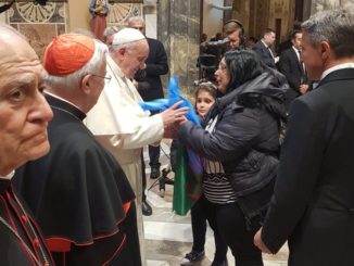 Donata la bandiera rom a Papa Francesco dalla romni italiana Di Rocco