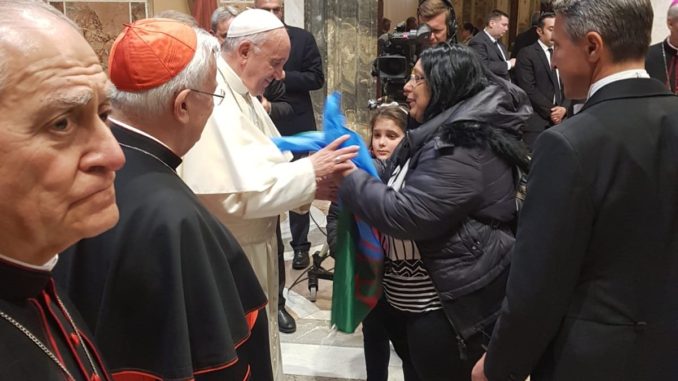 Donata la bandiera rom a Papa Francesco dalla romni italiana Di Rocco