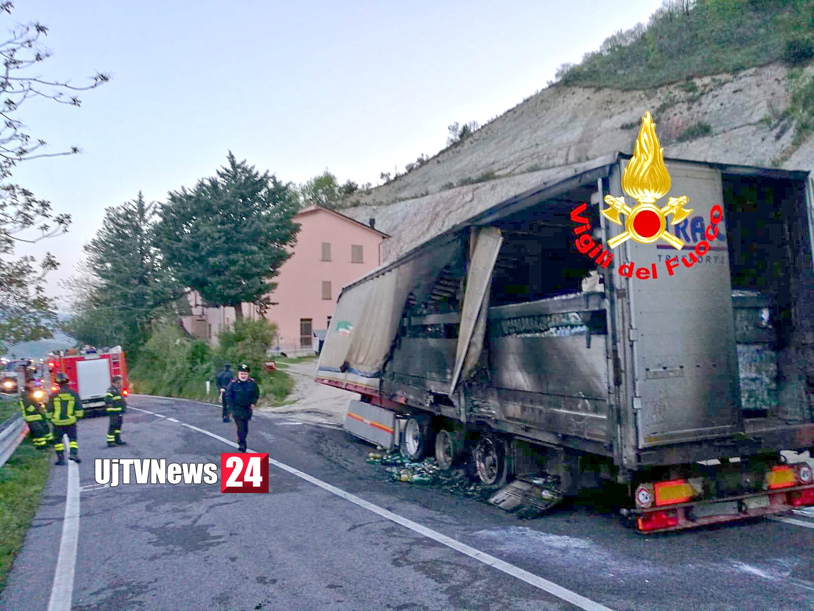 Incendio sulla Flaminia, tra Umbria e Marche, a fuoco un tir, aveva bottiglie di plastica