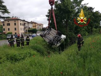 Perde il controllo della sua 500 e finisce in un fosso, illesa!