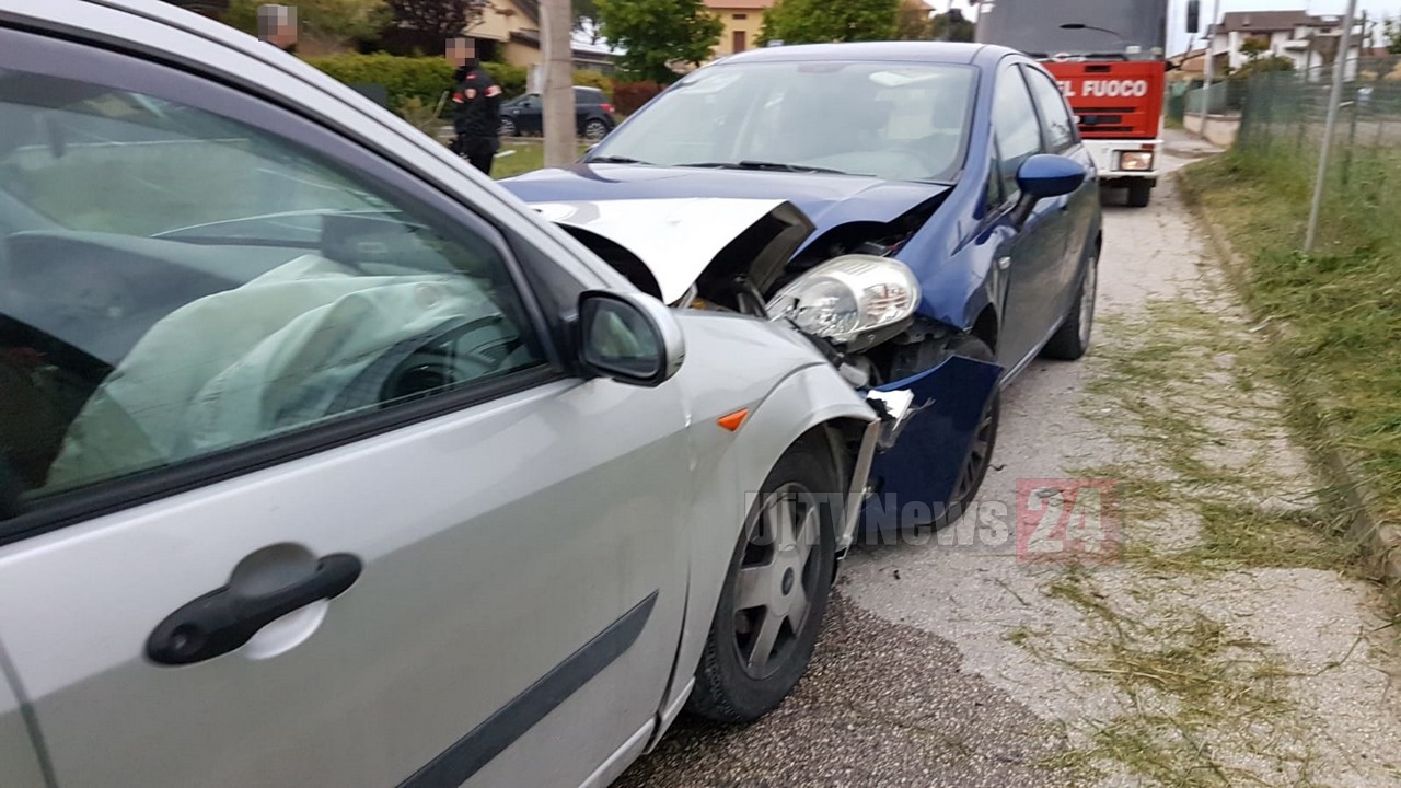Incidente, scontro frontale a Bastia Umbra, c'è un ragazzo ferito