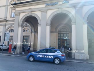 Stranieri aggrediscono agenti, arrestati dalla polizia ferroviaria di Perugia