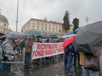Terremoto, in centinaia a Montecitorio, ora agite, basta passerelle