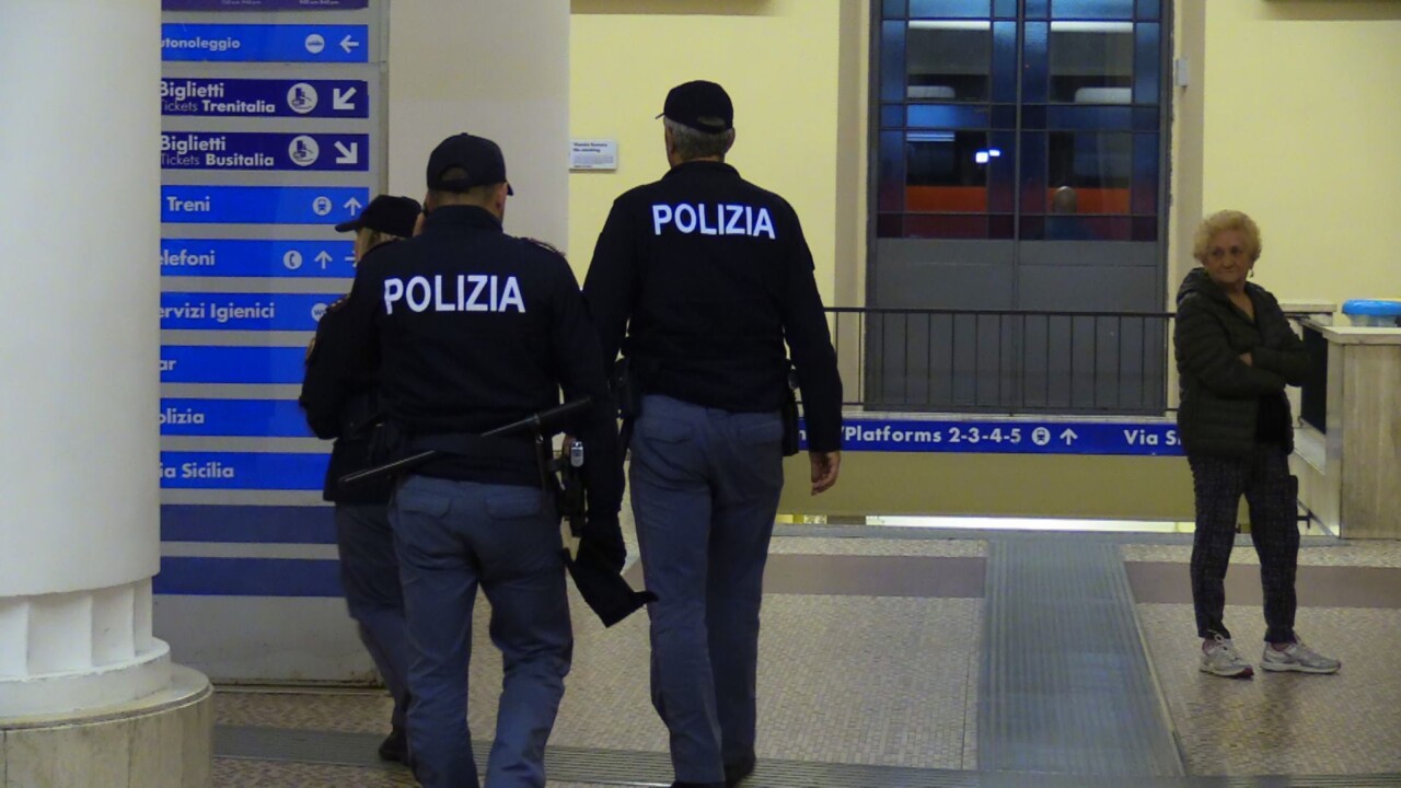 Si toglieranno le armi agli agenti non vaccinati, circolare di Ps