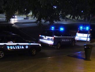 Dà di matto a Fontivegge, volano bottiglie, insulti e calci agli agenti
