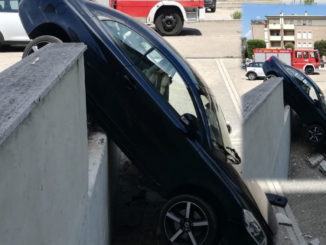Parcheggia male e l'auto sfonda parapetto e finisce a muso in giù