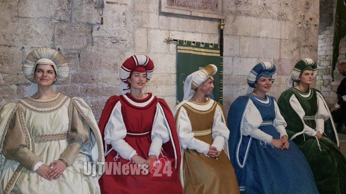 Perugia 1416, le prime dame arrivano in centro con il minimetro | Foto