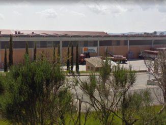 Cade dal tetto, condizioni operaio restano critiche ma stabili