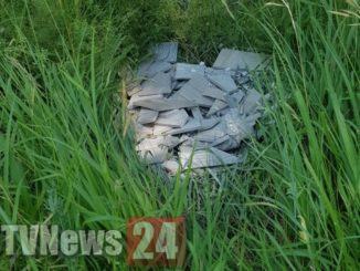 Rifiuti selvaggi, uomo getta materiale di risulta sul prato di una proprietà