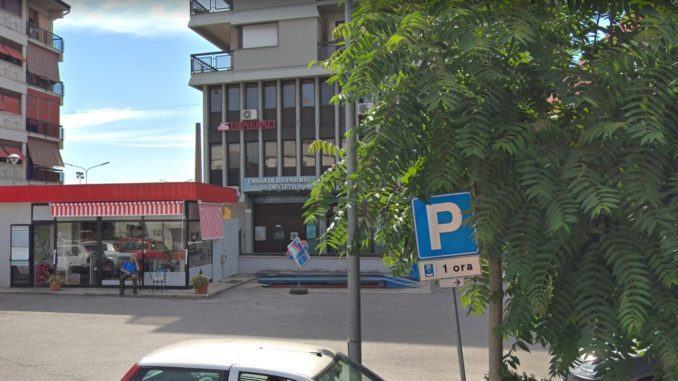Rapina la banca a Narni Scalo vestito da donna, è caccia al ladro