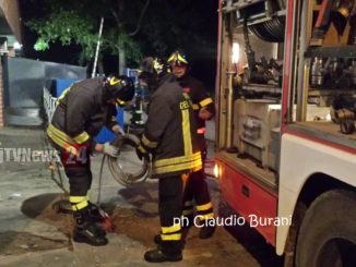 Incendio ai magazzini Lidl di Castiglione del Lago, in fiamme il compattatore