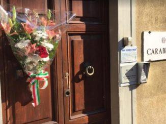 Un mazzo di fiori per il Carabiniere ucciso, grazie dal Generale Della Gala