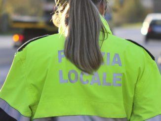 Trova un braccialetto per strada e lo consegna alla Polizia locale
