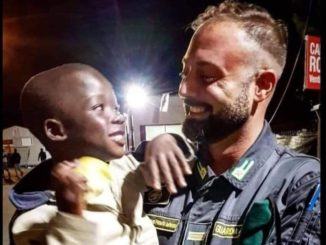 Sbarchi, l'umanità in una foto! Il bimbo salvato da un finanziere