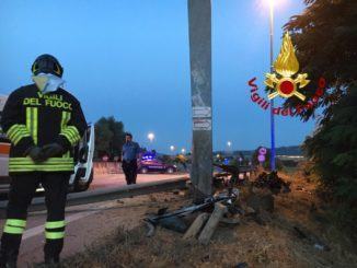 Tragedia sulla 318, un morto e due feriti in un incidente stradale a Branca