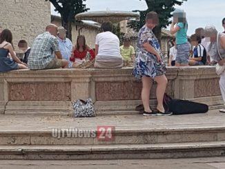 Questi sono fuori di testa! Un 'orda di turisti si lava nella fontana ad Assisi