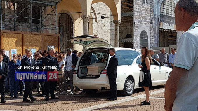 Lacrime, dolore e silenzio, in tantissimi ai funerali di Sofia Perelli