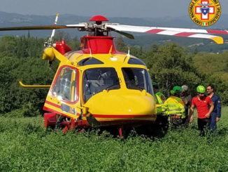 Va a cercare funghi e si frattura una gamba, 40 giorni di prognosi