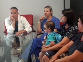 Bambino di due anni torna a nuova vita dopo un intervento chirurgico per una malformazione congenita.