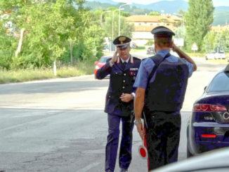 Ubriaco investe una ragazza, non si accorge e se ne va, ma poi