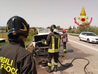 A fuoco un'auto sulla Pian d'Assino tra Gubbio e San Marco