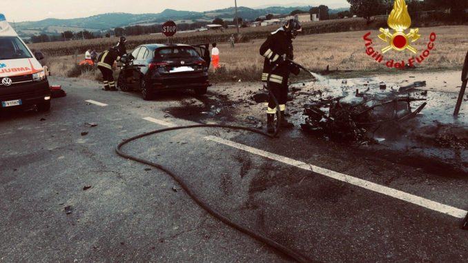 Incidente a Marsciano, scooter in fiamme, muore centauro | Foto