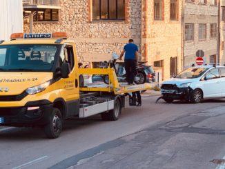 Incidente a Olmo di Perugia, auto contro scooter, sul posto polizia locale
