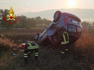 Incidente stradale capotta e va fuori strada, via in ospedale a Foligno