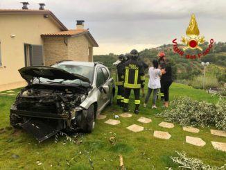Incidente stradale, con la vettura finisce nel giardino di abitazione privata