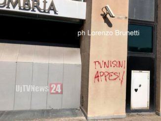Tunisini appesi, lo facciamo cancellare? Al di là dello spaccio a Fontivegge