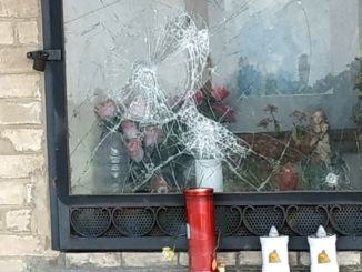 Uno scempio, distrutte e prese a sassate, edicole profanate ad Assisi
