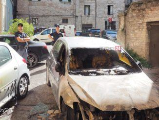 Auto in fiamme in centro a Perugia, elementi molto simili a quelli di Fontivegge